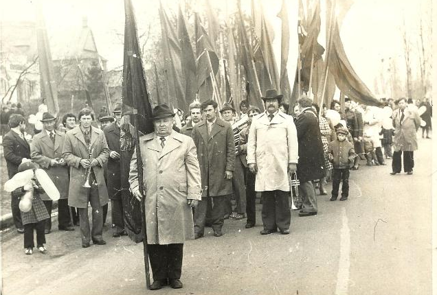 ДЕСЯТЬ ТИСЯЧ ВІКОН У МИНУЛЕ